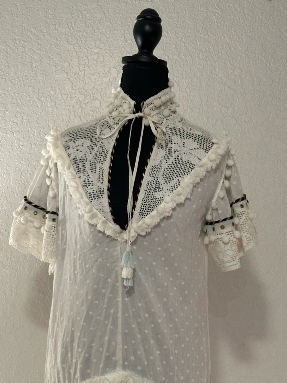 Boho Chic White Mini Dress with Lace Trim - Picture 1 of 4